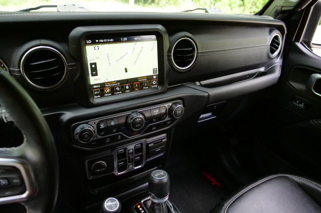 Used 2022 Jeep Wrangler Unlimited Sahara w/ Cold Weather Group AWD/4WD image 14