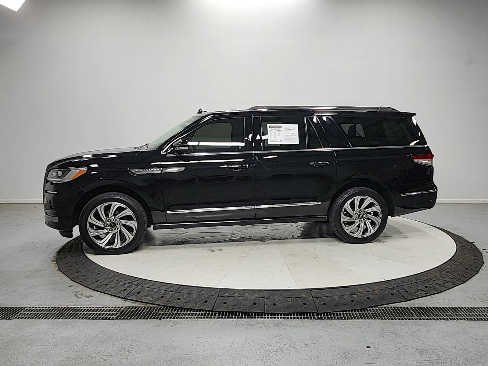 Used 2023 Lincoln Navigator L Reserve AWD/4WD image 5