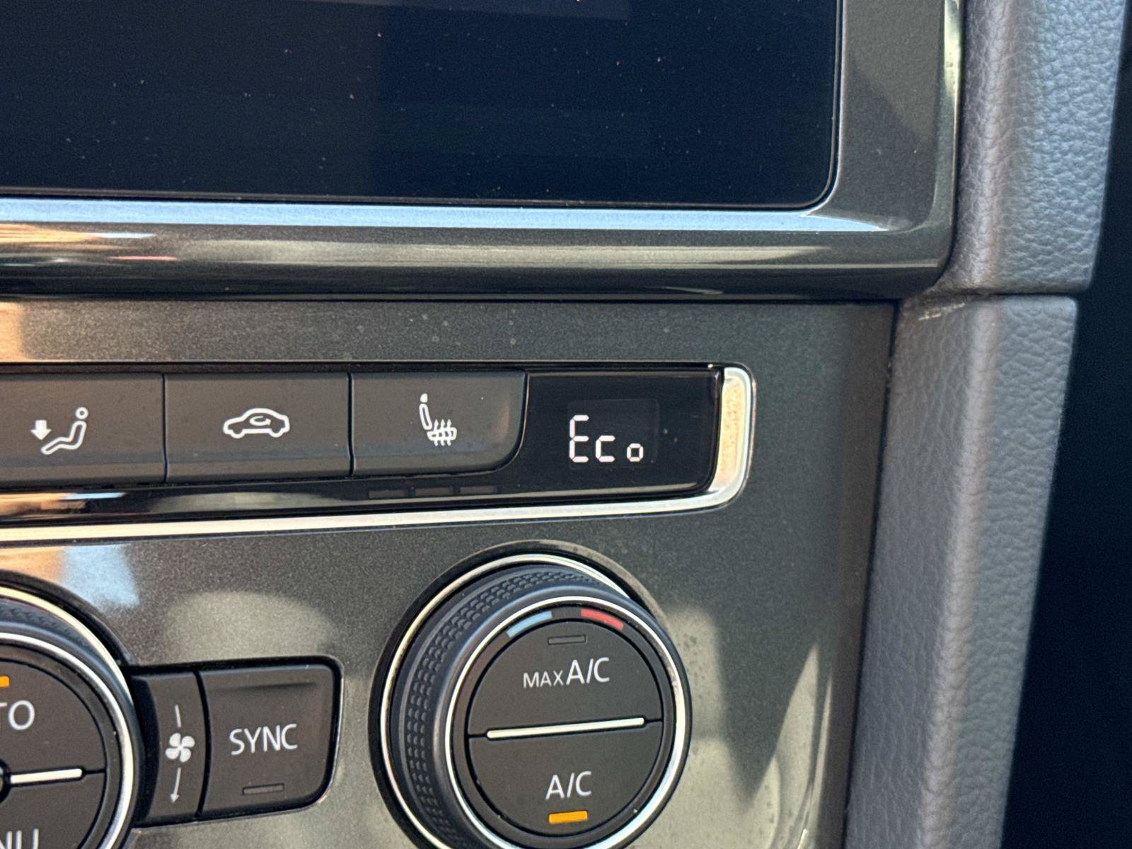 Used 2018 Volkswagen e-Golf SE w/ DC Fast Charging Package FWD image 29