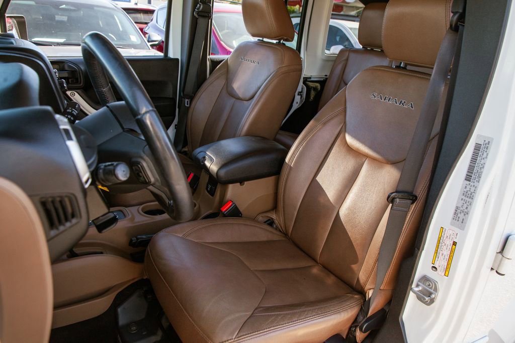 Used 2016 Jeep Wrangler Unlimited Sahara w/ Connectivity Group image 13