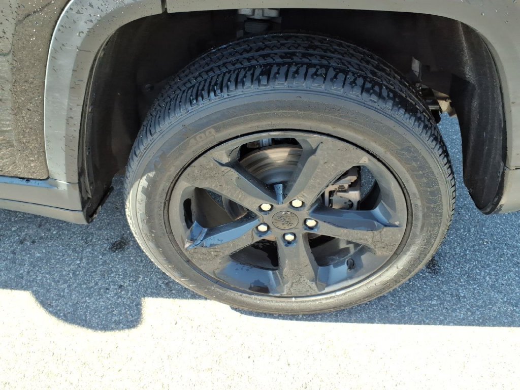 Used 2023 Jeep Grand Cherokee Altitude AWD/4WD image 8