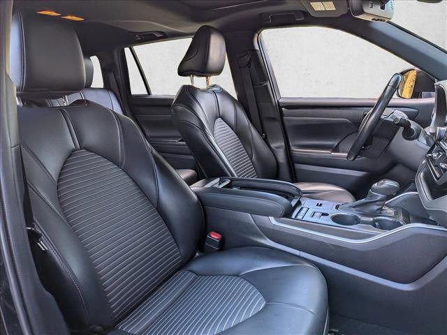 Used 2021 Toyota Highlander XSE FWD image 18