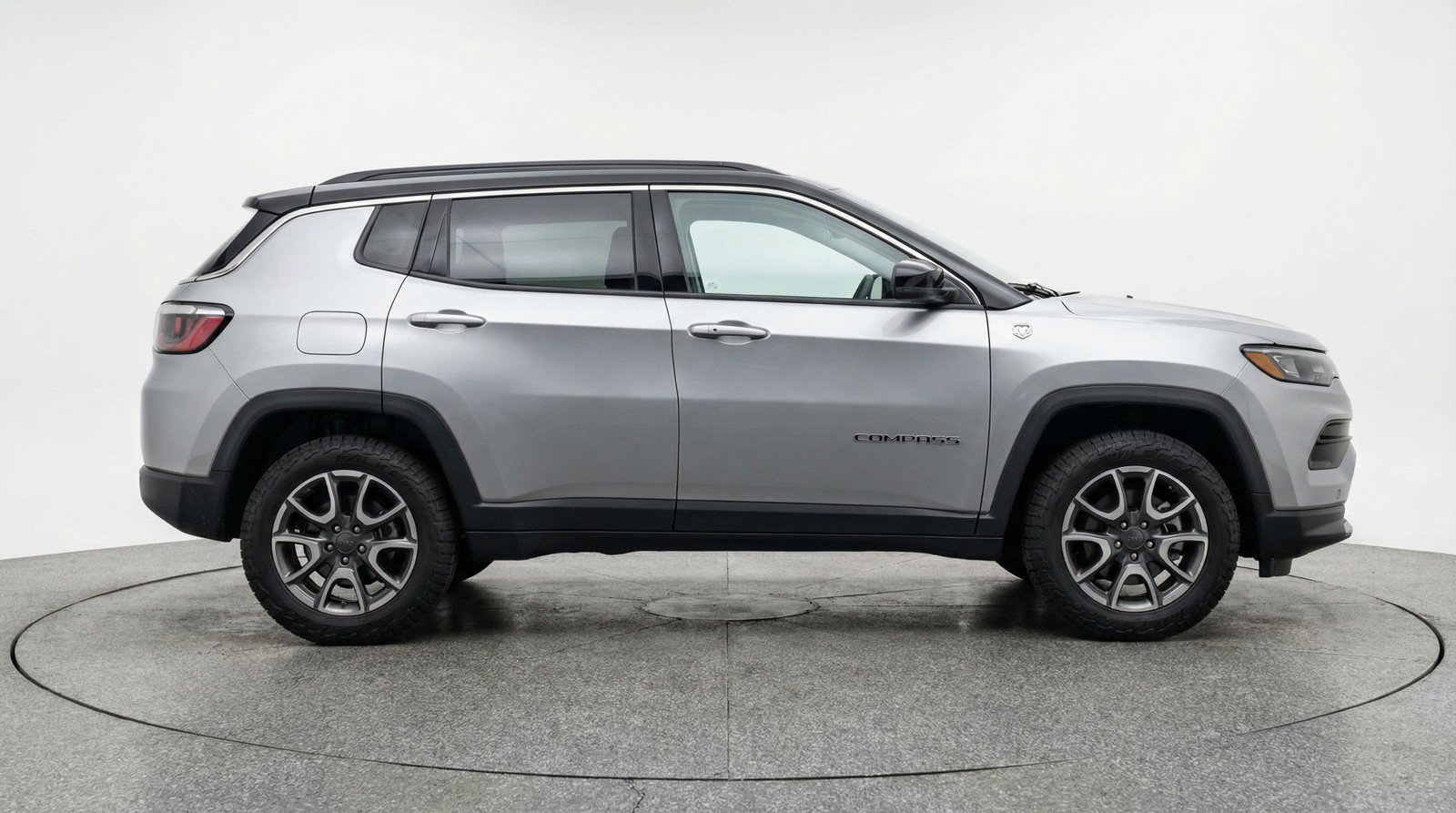 Used 2025 Jeep Compass Trailhawk AWD/4WD image 11