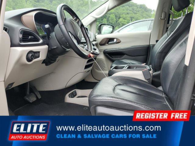 Used 2018 Chrysler Pacifica Touring-L image 14