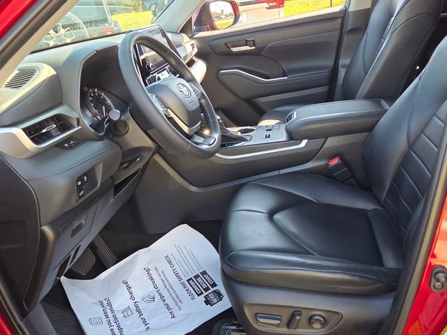 Used 2023 Toyota Highlander XLE image 5