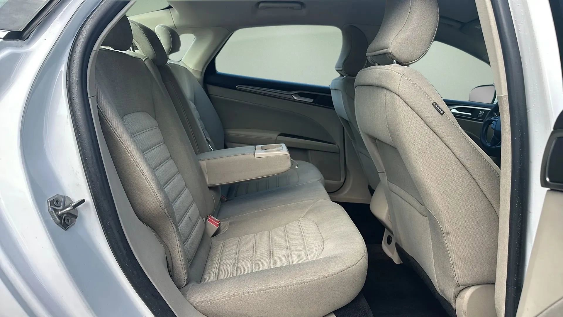 Used 2017 Ford Fusion SE FWD image 19