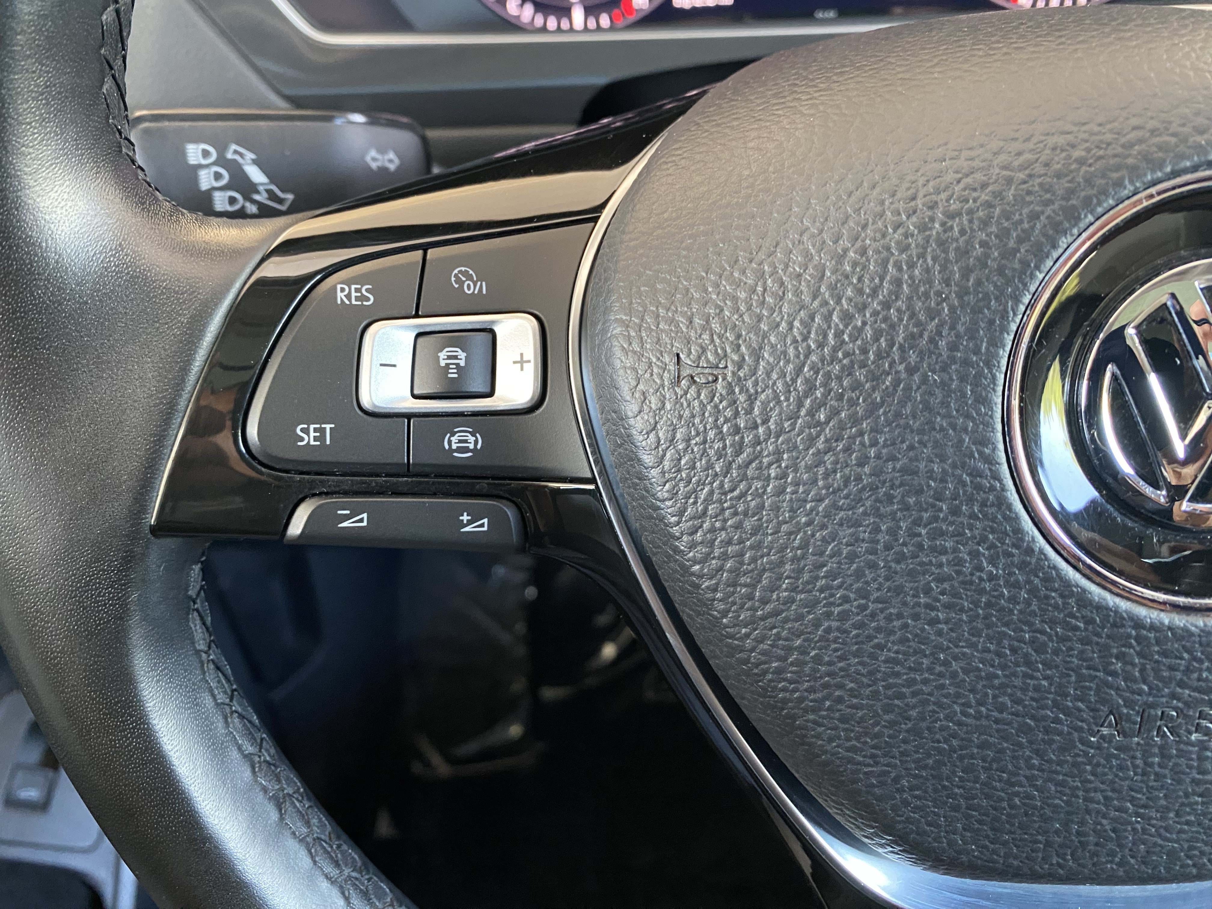 Used 2019 Volkswagen Tiguan SEL AWD/4WD image 6