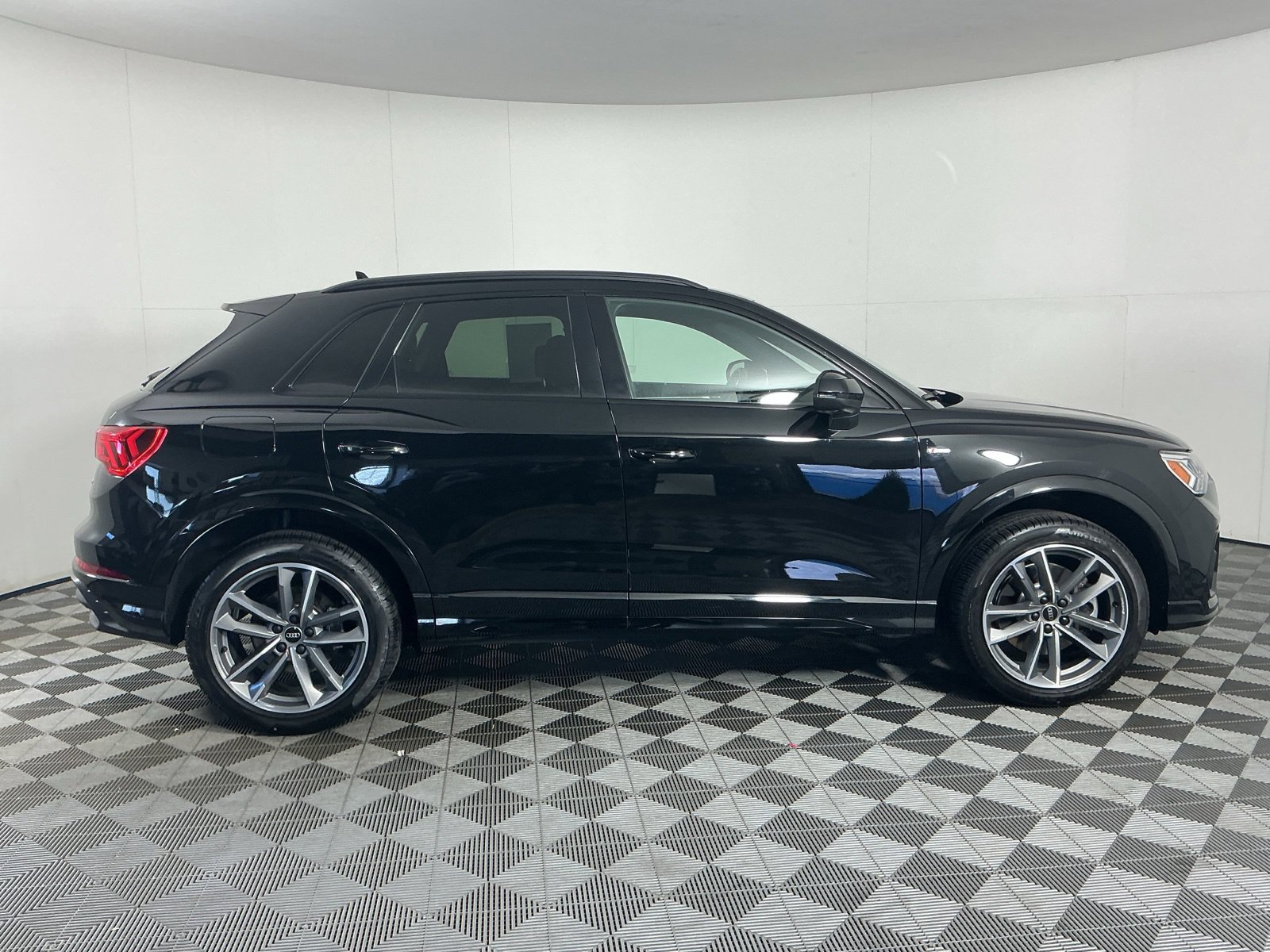 Used 2024 Audi Q3 2.0T Premium Plus w/ Premium Plus Package AWD/4WD image 9