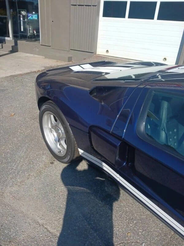 Used 2005 Ford GT RWD image 5