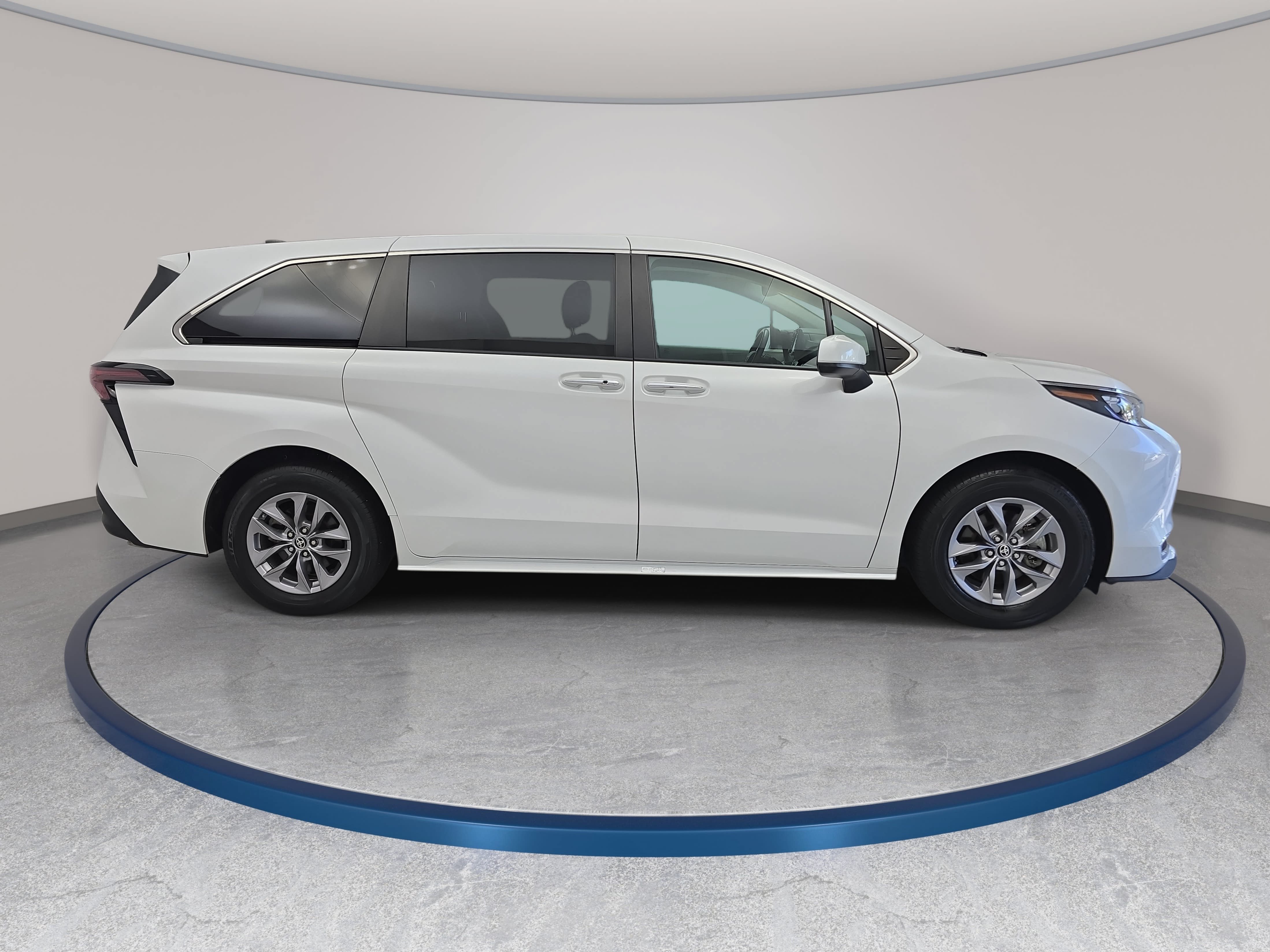 Used 2024 Toyota Sienna XLE FWD image 4