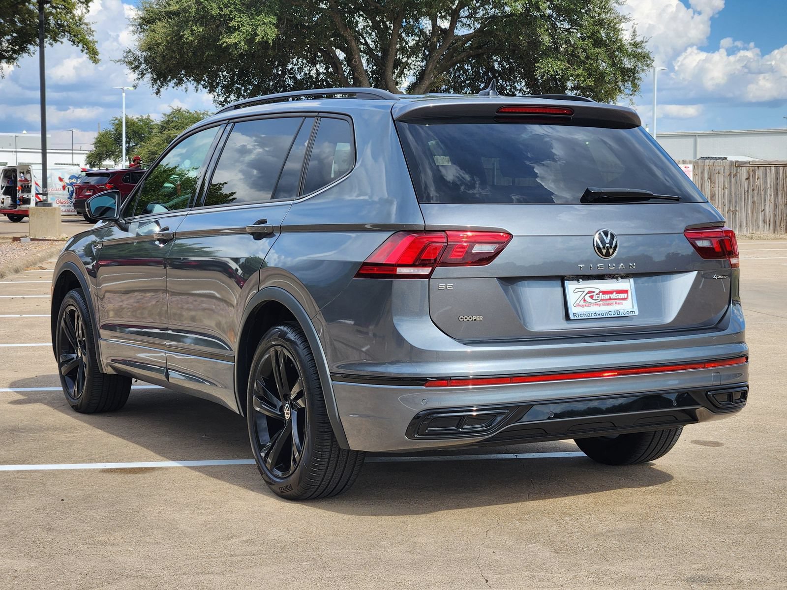 Used 2024 Volkswagen Tiguan SE R-Line AWD/4WD image 4
