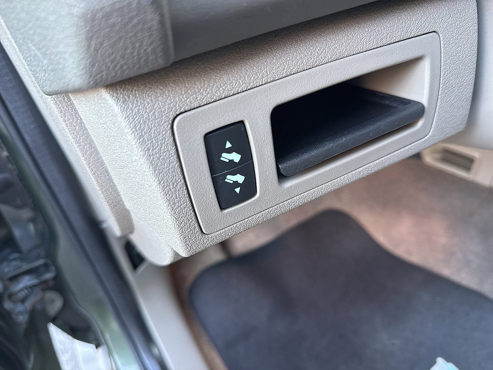 Used 2008 Jeep Commander Sport image 39