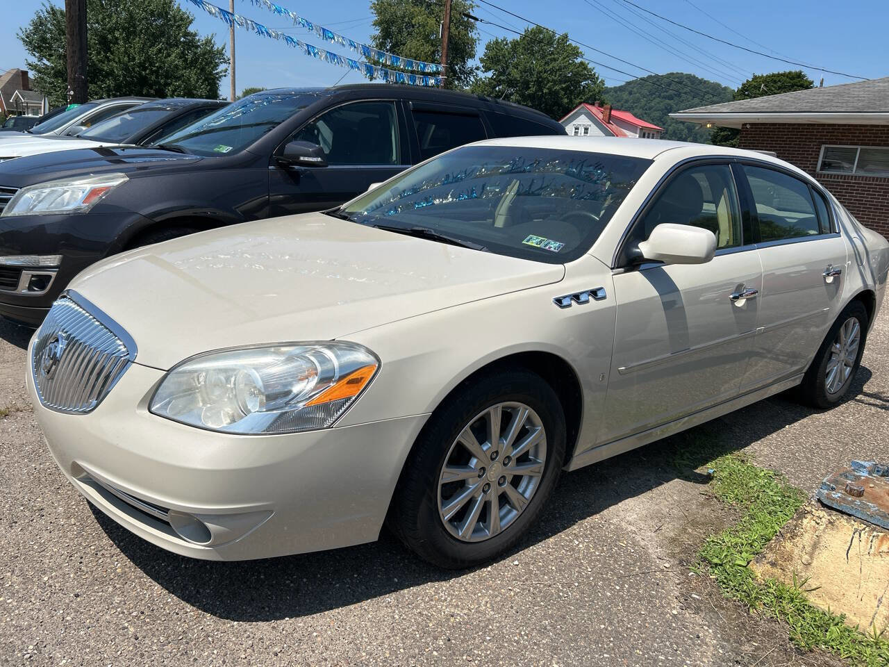 Used 2010 Buick Lucerne CXL image 1