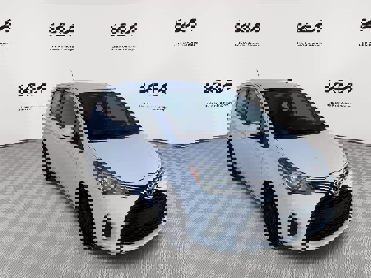 Used 2015 Toyota Yaris L image 2