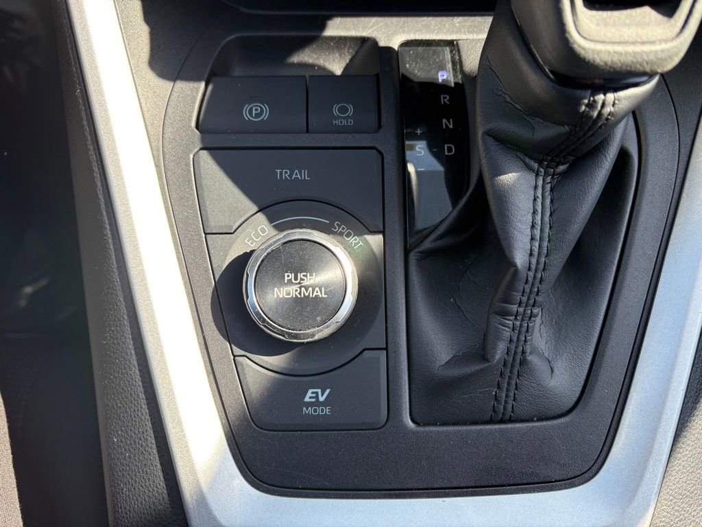 Certified 2025 Toyota RAV4 LE AWD/4WD image 27