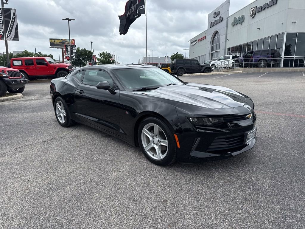 Used 2017 Chevrolet Camaro LT RWD image 1