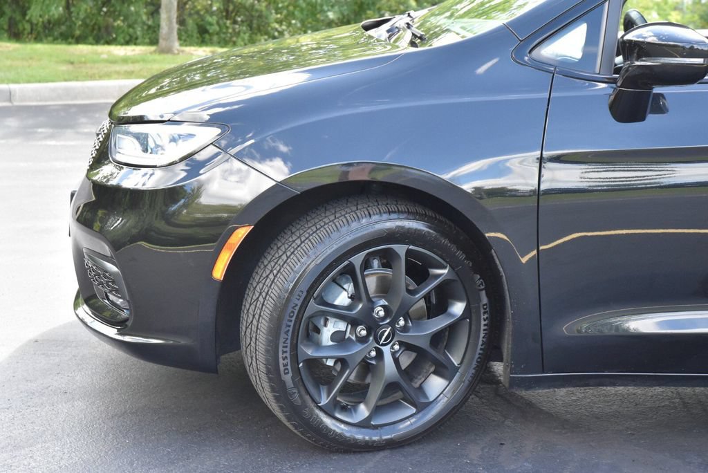 Used 2021 Chrysler Pacifica Touring-L w/ Uconnect Theater Family Group FWD image 10