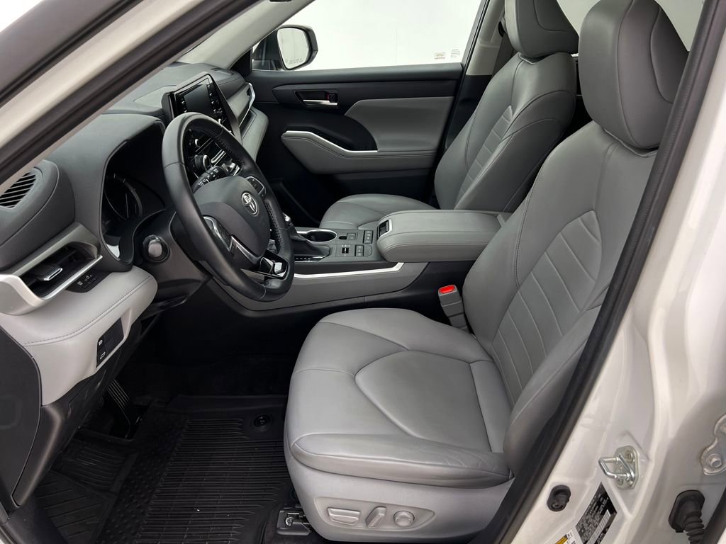 Used 2020 Toyota Highlander XLE image 11