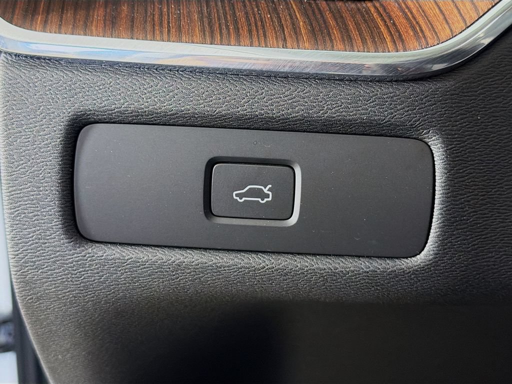 Used 2023 Volvo XC60 B5 Plus AWD/4WD image 10