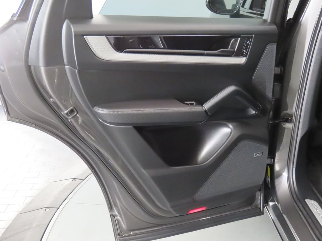 Certified 2025 Porsche Cayenne AWD/4WD image 45