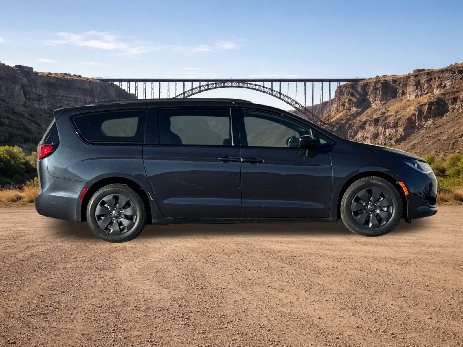 Used 2020 Chrysler Pacifica Touring-L w/ S Appearance Package image 2