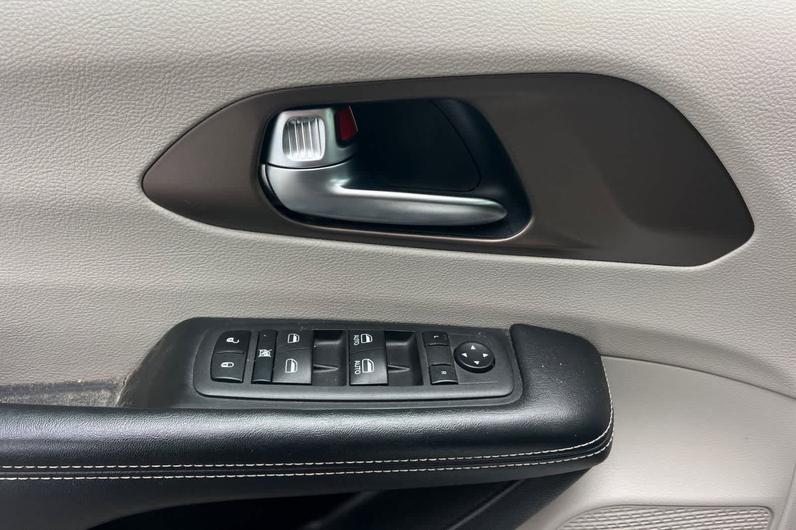 Used 2022 Chrysler Voyager LX FWD image 14