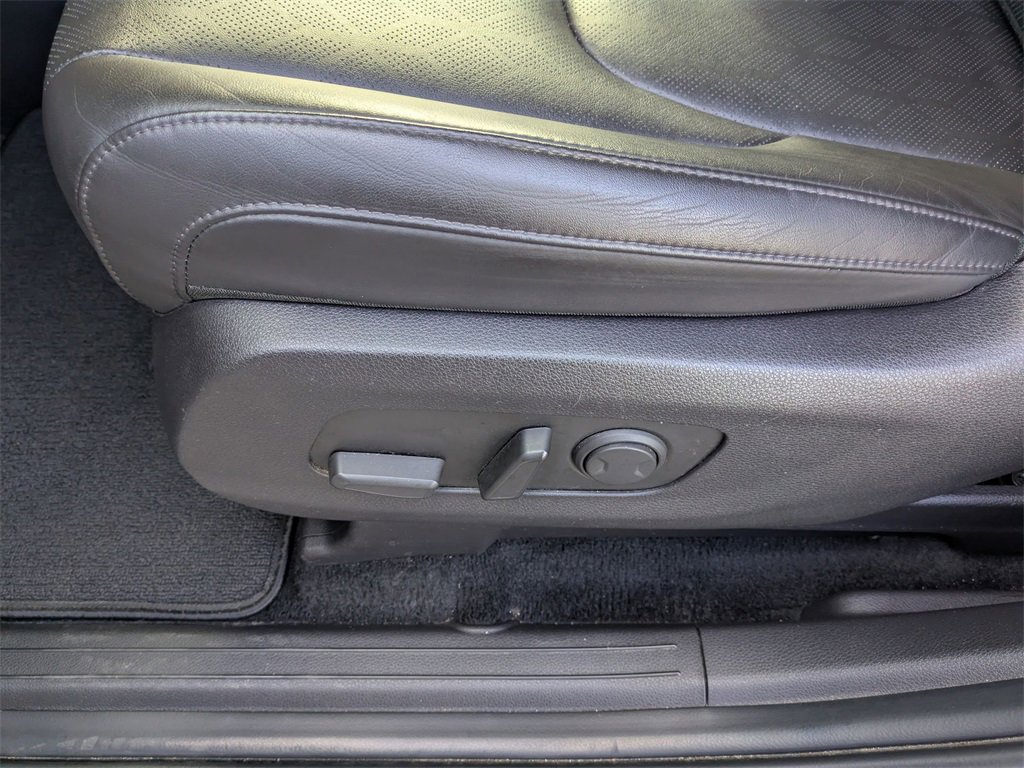 Used 2024 Kia Carnival EX image 15