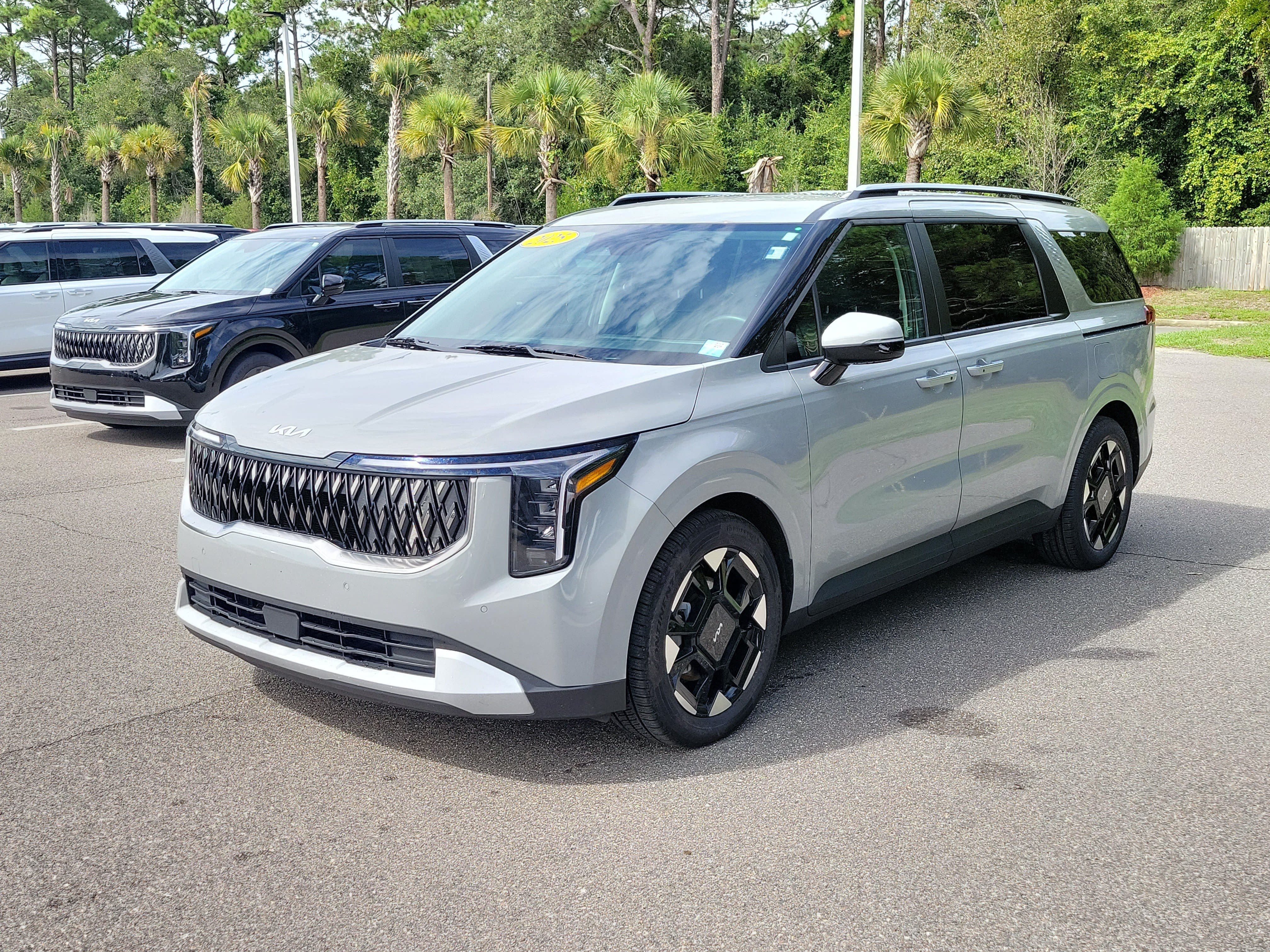 Certified 2025 Kia Carnival EX FWD image 3