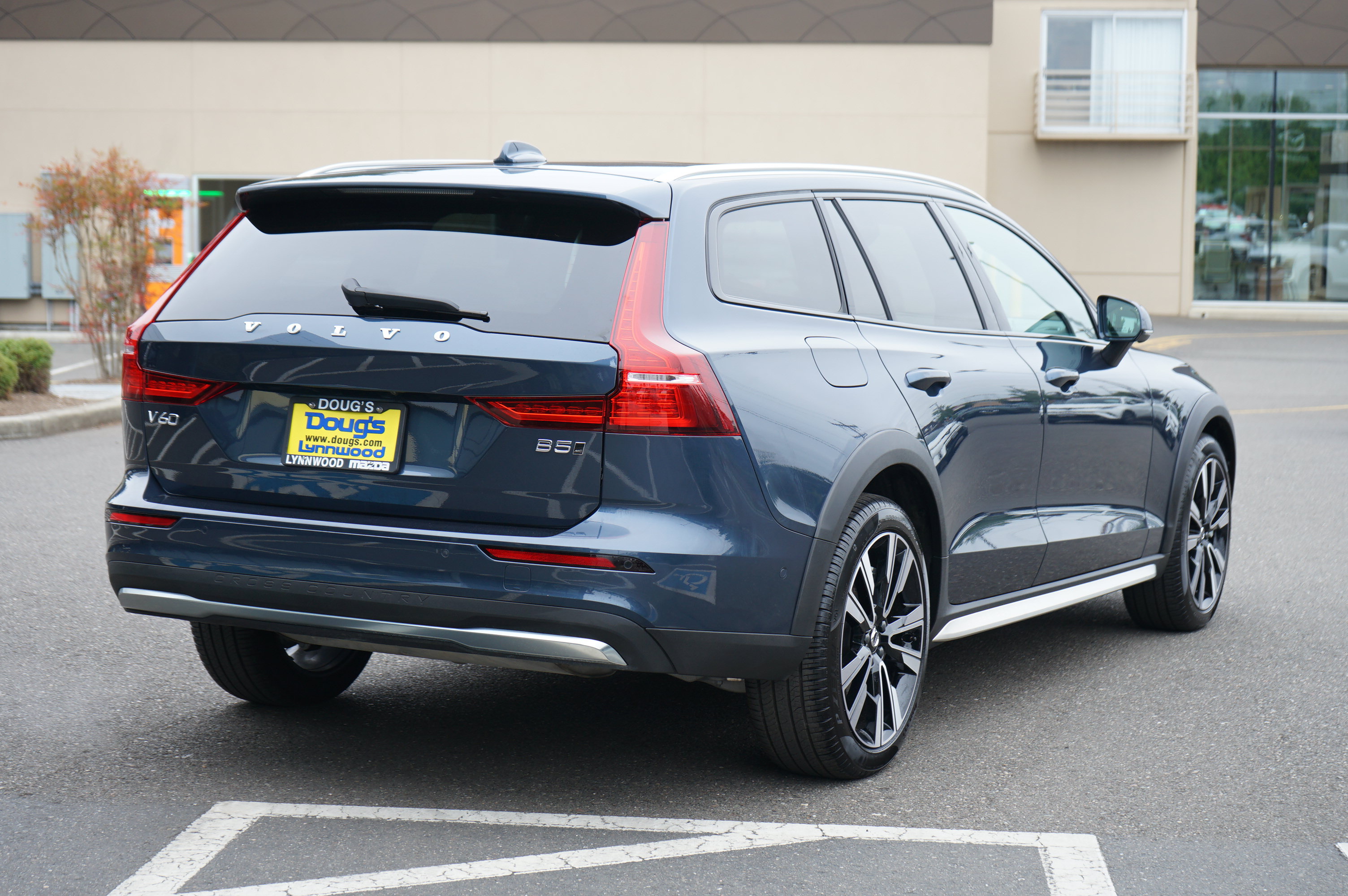 Used 2026 Volvo V60 B5 Cross Country Ultra AWD/4WD image 3