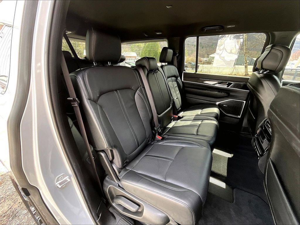 Used 2022 Jeep Wagoneer Series III AWD/4WD image 16