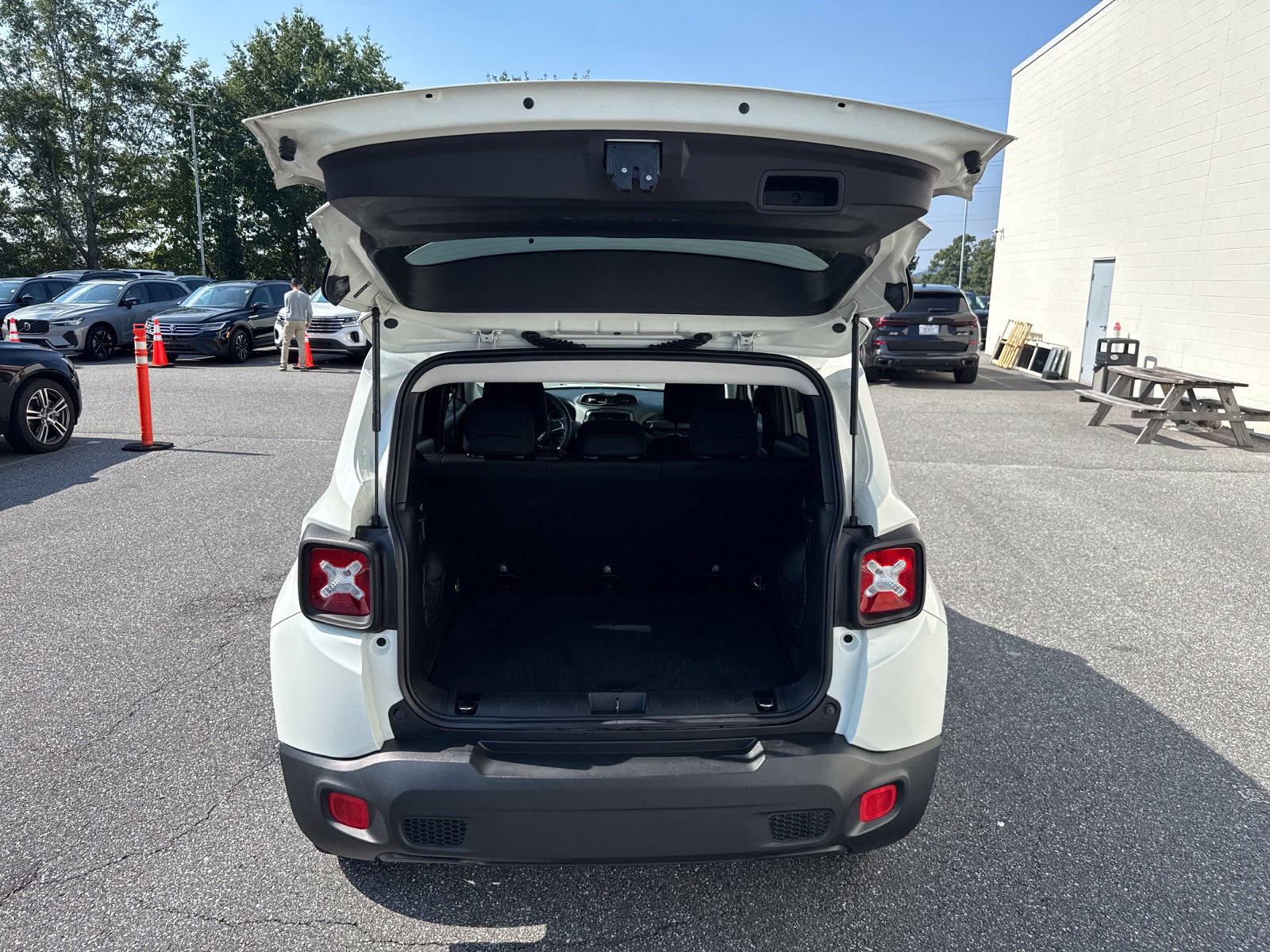 Used 2018 Jeep Renegade Latitude AWD/4WD image 10