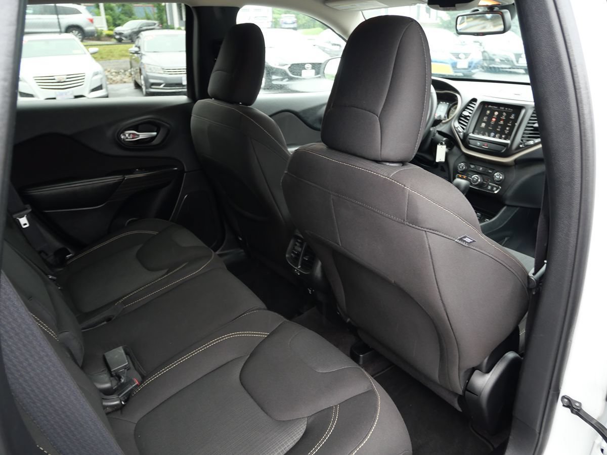 Used 2016 Jeep Cherokee Latitude w/ Safety/Convenience Group AWD/4WD image 29