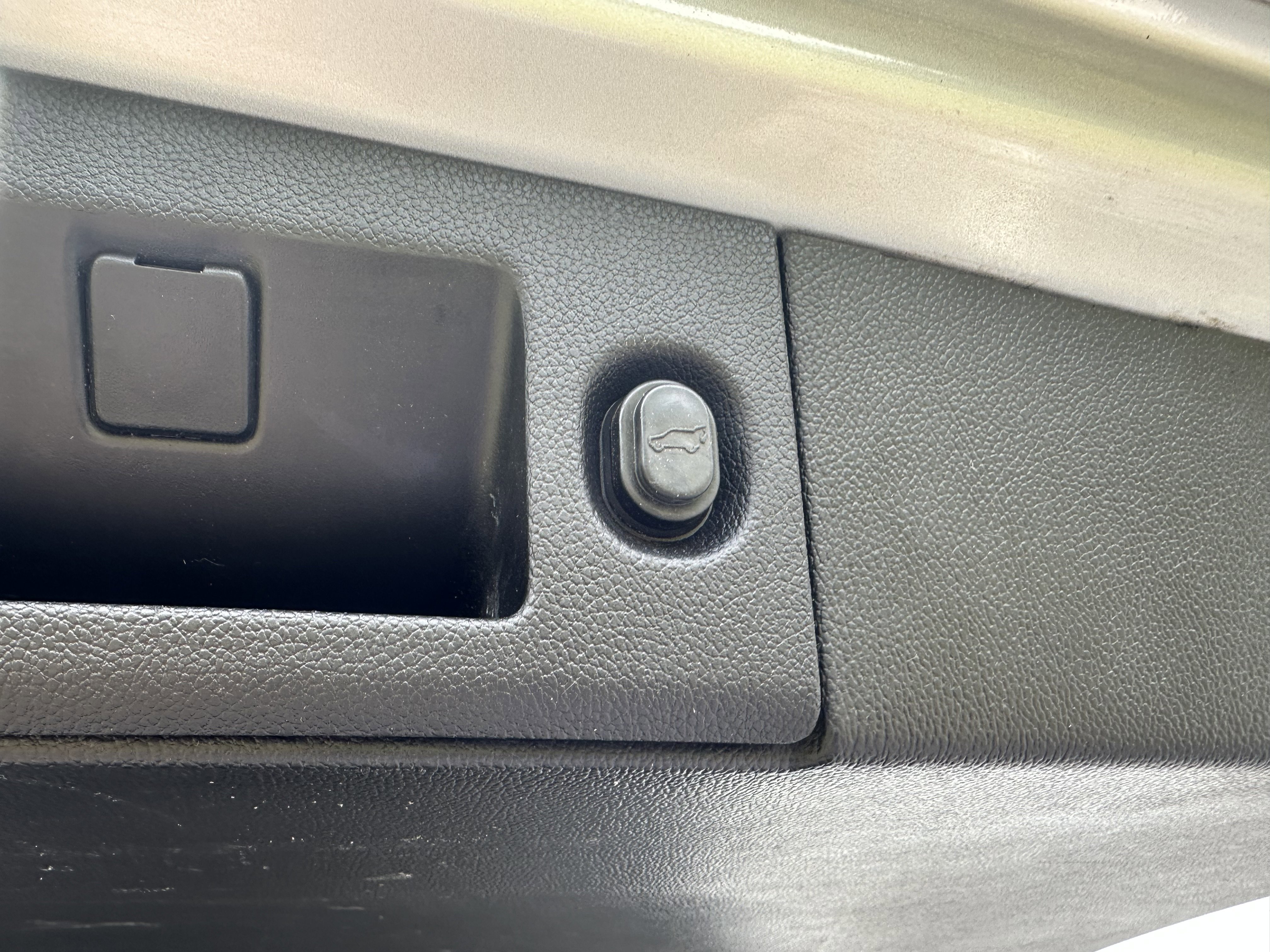 Used 2019 Chevrolet Suburban LT RWD image 9