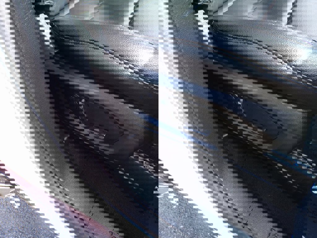 Used 2020 Ford Explorer XLT w/ Equipment Group 202A image 7