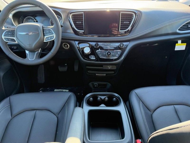 New 2026 Chrysler Pacifica Select image 7