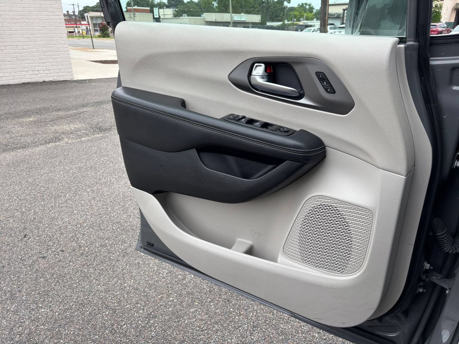 Used 2022 Chrysler Pacifica Touring-L FWD image 18