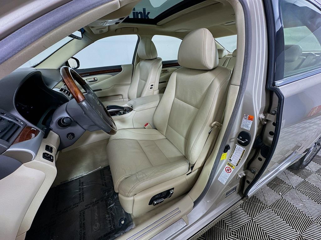 Used 2015 Lexus LS 460 w/ Comfort Package RWD image 25