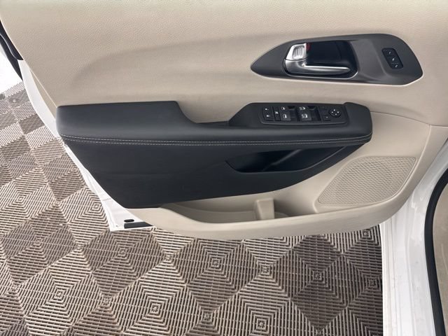 Used 2023 Chrysler Pacifica Touring-L FWD image 21