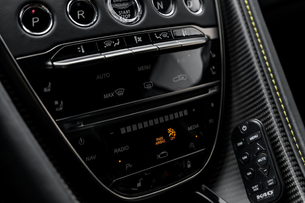 Used 2022 Aston Martin DBS Superleggera RWD image 21