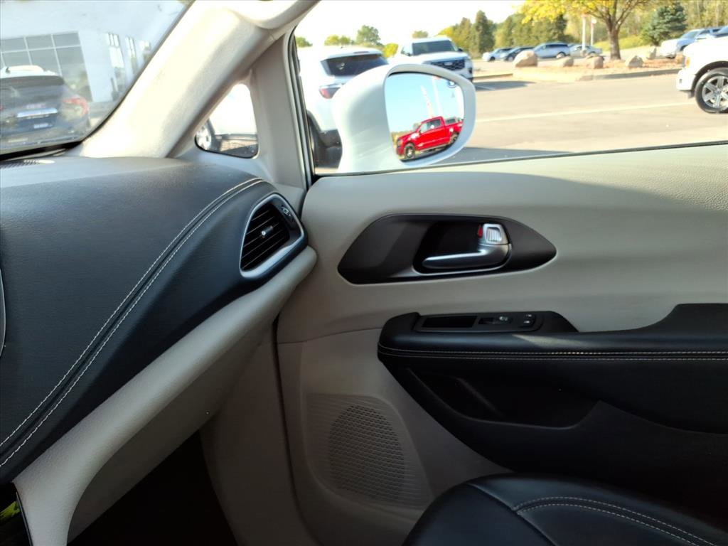 Used 2022 Chrysler Pacifica Touring-L image 20