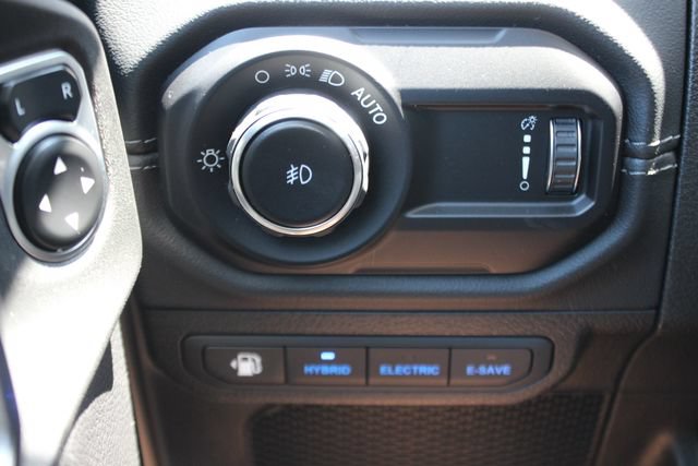 Used 2024 Jeep Wrangler Unlimited Sahara w/ Technology Group AWD/4WD image 18
