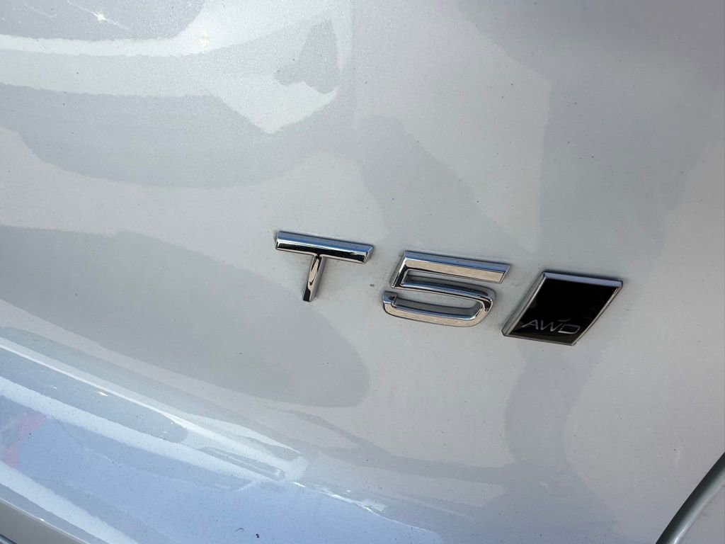 Used 2021 Volvo XC40 T5 Momentum image 4