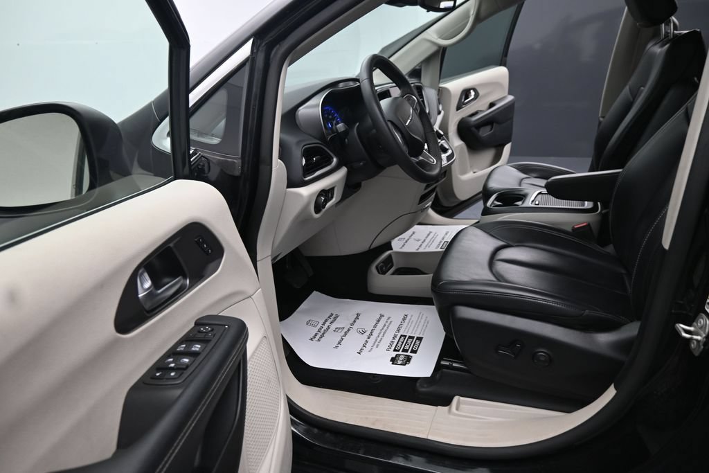 Used 2023 Chrysler Pacifica Touring-L FWD image 17