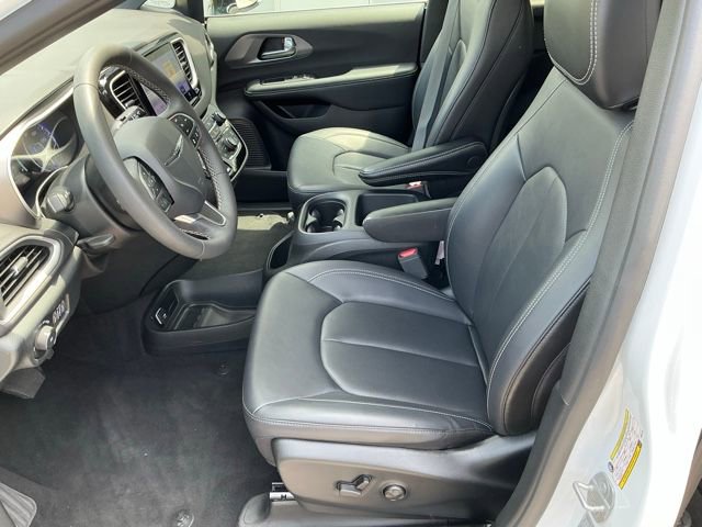 Used 2025 Chrysler Pacifica Select FWD image 11