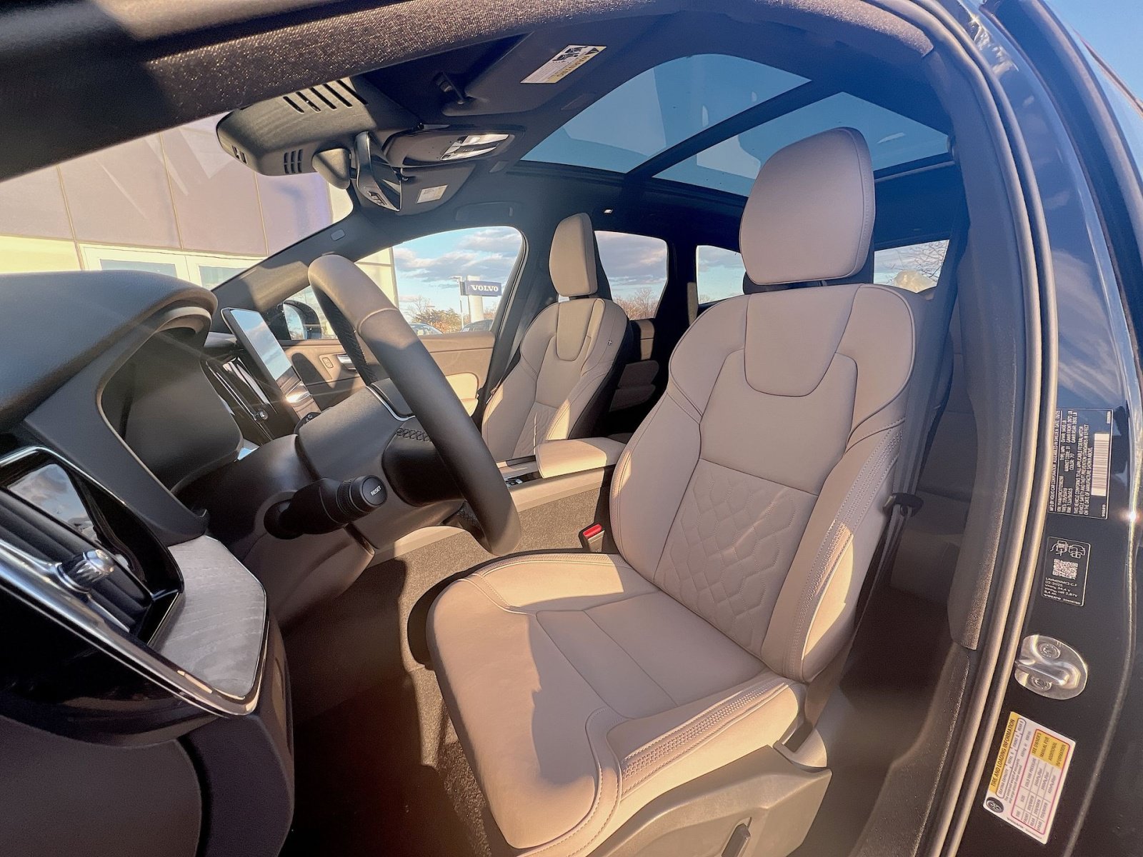 New 2026 Volvo XC60 B5 Plus w/ Protection Package Premier AWD/4WD image 21