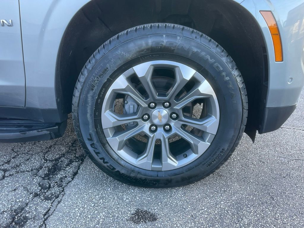 Used 2025 Chevrolet Suburban LS image 30