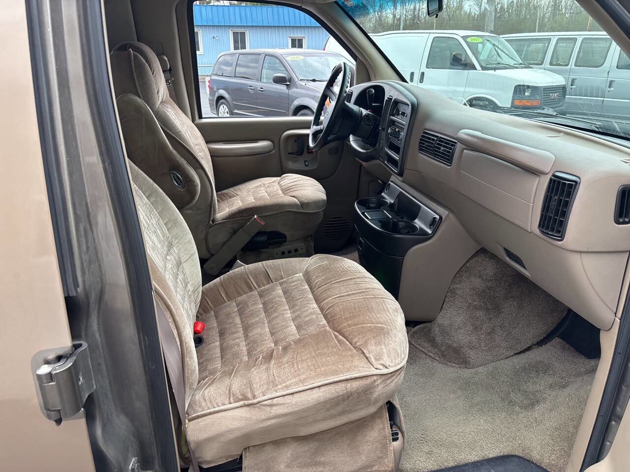 Used 2001 Chevrolet Express 1500 RWD image 21
