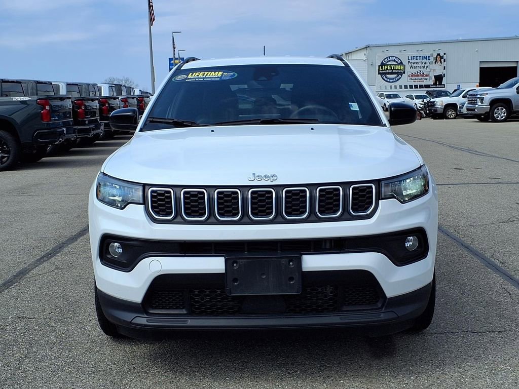 Used 2024 Jeep Compass Latitude image 2