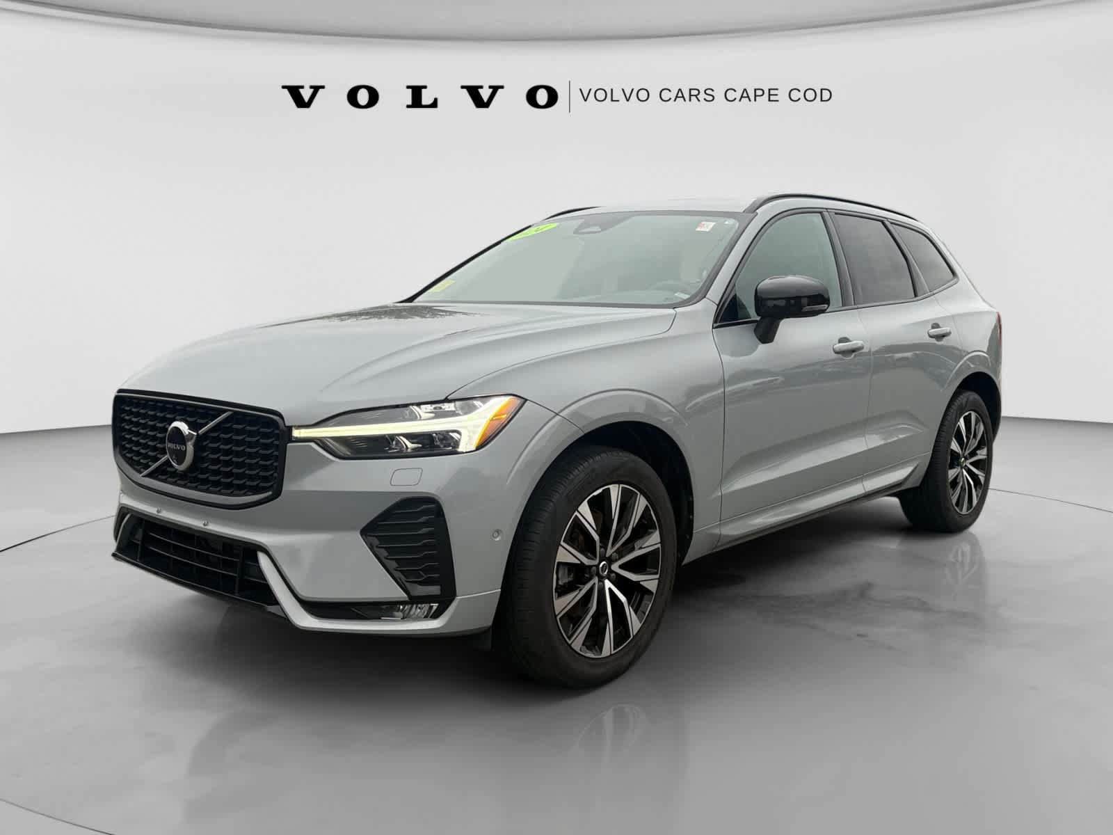 Used 2024 Volvo XC60 B5 Plus w/ Protection Package Premier AWD/4WD image 3