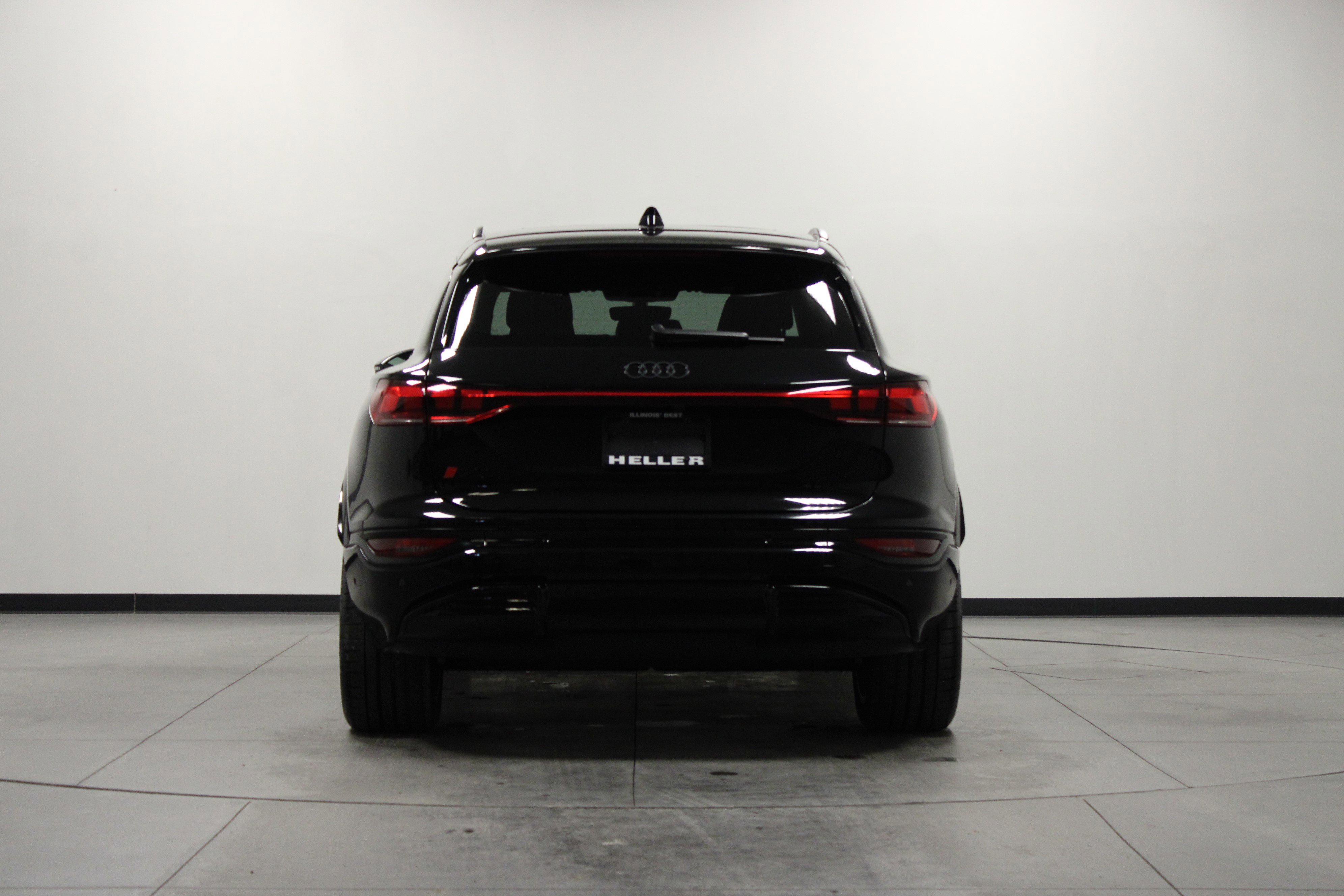 Used 2025 Audi SQ6 e-tron Prestige w/ 21" Black Optic Wheel Package AWD/4WD image 5